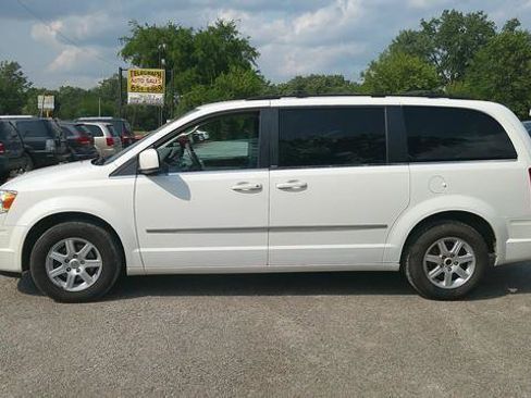 Used 2010 Chrysler Town & Country Touring FWD image 1