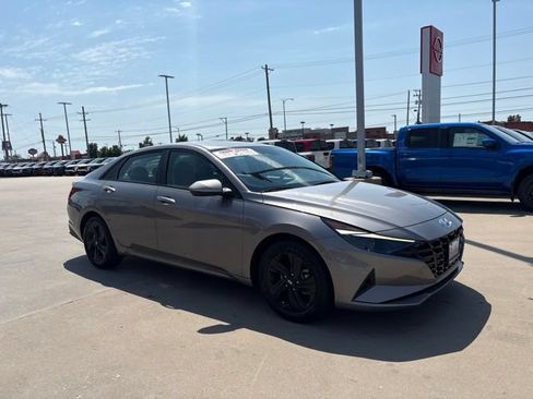 Used 2023 Hyundai Elantra SEL FWD image 2