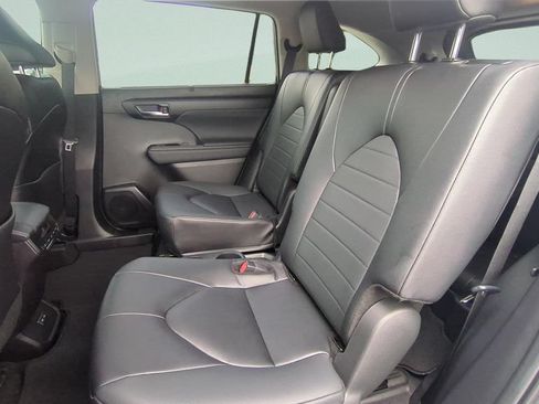 Used 2024 Toyota Highlander XLE AWD/4WD image 9