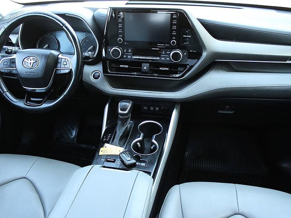 Used 2021 Toyota Highlander XLE FWD image 17