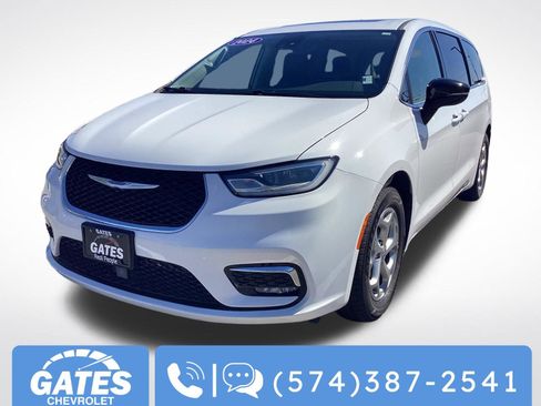 Used 2024 Chrysler Pacifica Limited FWD image 3