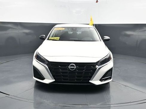 Used 2025 Nissan Altima 2.5 SV FWD image 2