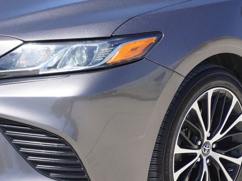 Used 2018 Toyota Camry SE image 2