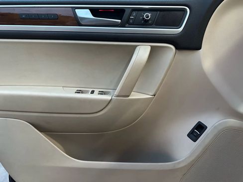 Used 2012 Volkswagen Touareg TDI image 9