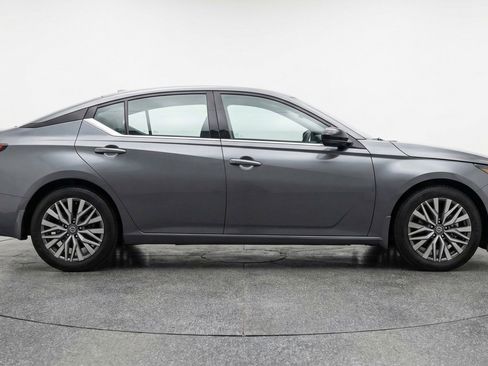 Used 2025 Nissan Altima 2.5 SV FWD image 11
