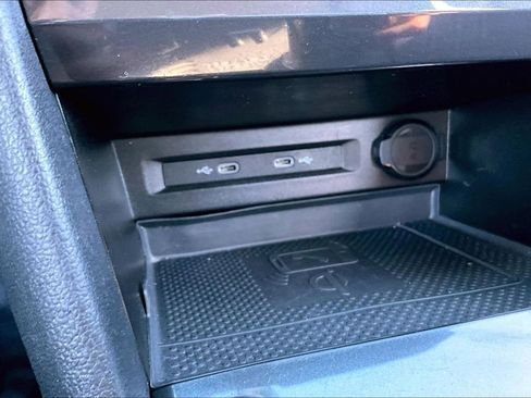 Used 2022 Volkswagen Tiguan SE image 32