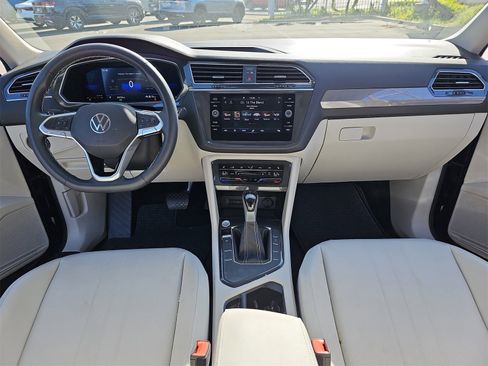 Certified 2023 Volkswagen Tiguan SE w/ Panoramic Sunroof Package image 9