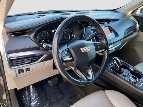 Used 2023 Cadillac XT4 Luxury w/ Cold Weather Package image 9