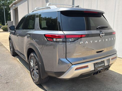 Used 2025 Nissan Pathfinder SL w/ SL Premium Package FWD image 5