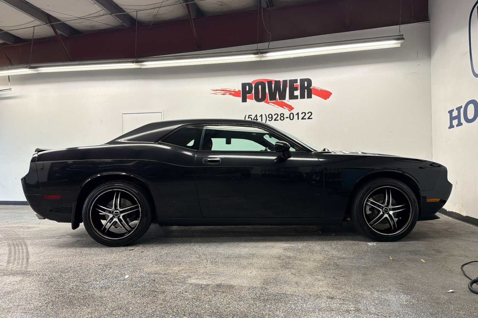 Used 2009 Dodge Challenger R/T RWD image 2