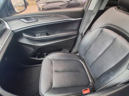 Used 2023 Jeep Grand Cherokee Limited w/ Black Appearance Package image 15