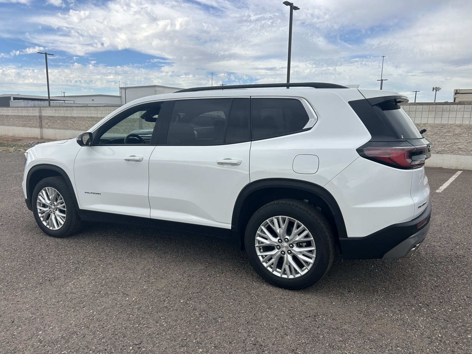 Used 2026 GMC Acadia Elevation w/ Elevation Premium Package FWD image 3