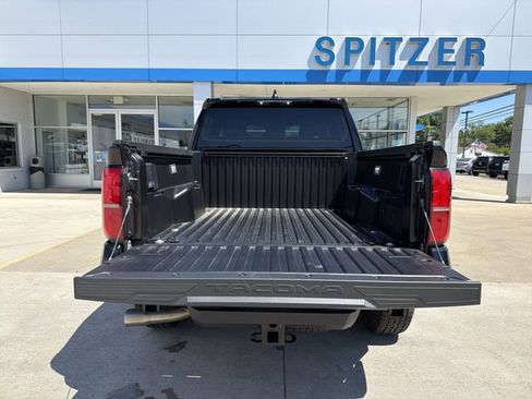 Used 2025 Toyota Tacoma TRD Off-Road AWD/4WD image 25