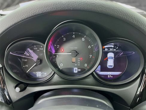 Certified 2025 Porsche Macan image 14