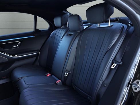 Used 2022 Mercedes-Benz S 500 4MATIC w/ AMG Line Package image 23