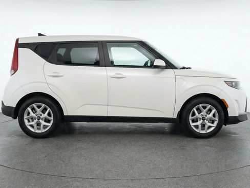 Used 2025 Kia Soul LX w/ LX Technology Package image 11