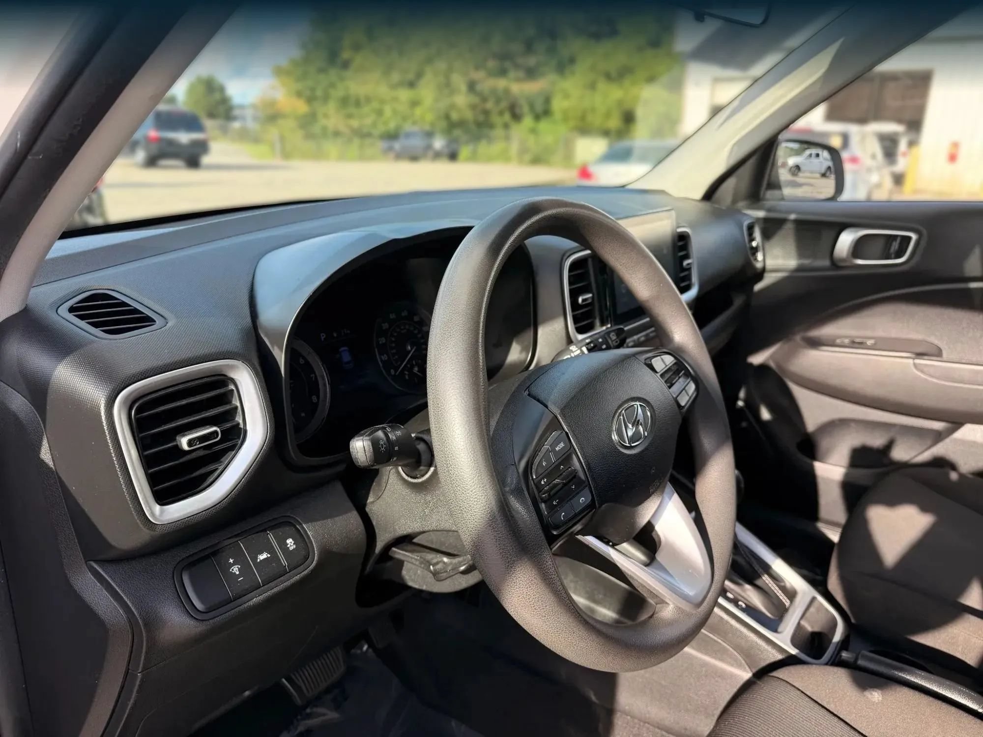 Used 2021 Hyundai Venue SE FWD image 17