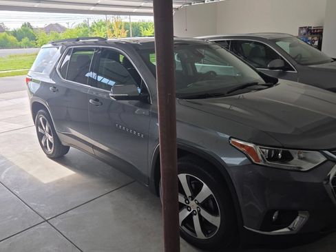 Used 2020 Chevrolet Traverse LT w/ LT Premium Package AWD/4WD image 2