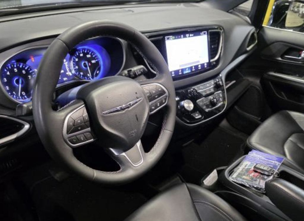 Used 2025 Chrysler Pacifica Select FWD image 4
