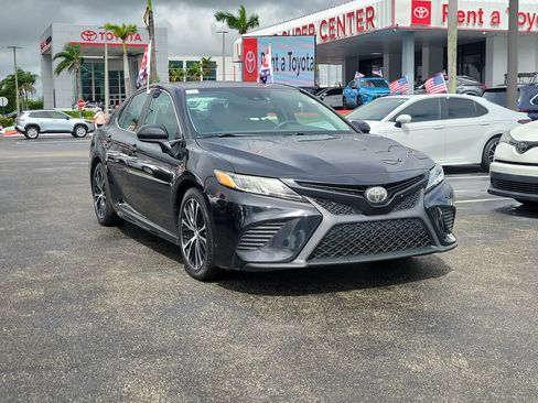 Used 2019 Toyota Camry SE image 2