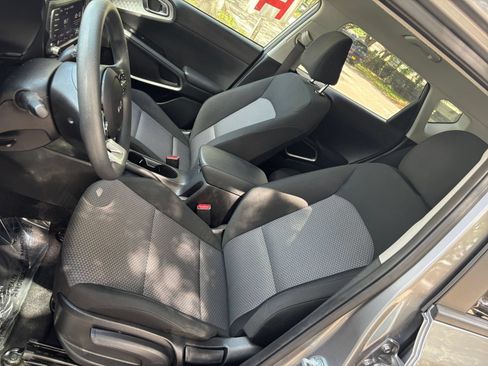Used 2025 Kia Soul LX w/ LX Technology Package FWD image 33