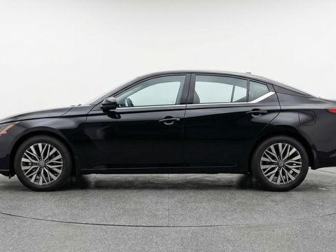 Used 2025 Nissan Altima 2.5 SV FWD image 5