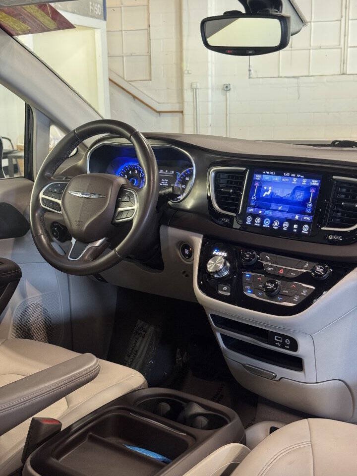 Used 2017 Chrysler Pacifica Touring-L w/ Tire & Wheel Group FWD image 3