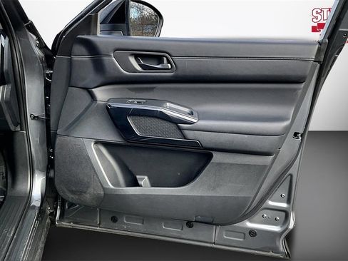 Used 2024 Nissan Pathfinder S image 25