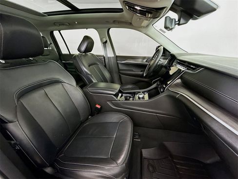 Used 2022 Jeep Grand Cherokee L Limited w/ Luxury Tech Group II image 32