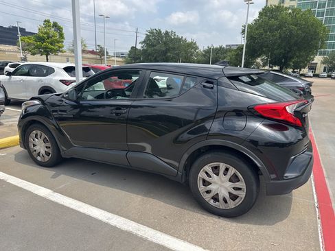 Used 2019 Toyota C-HR LE FWD image 4