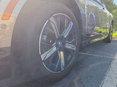Used 2023 BMW iX xDrive50 w/ Sport Package AWD/4WD image 4