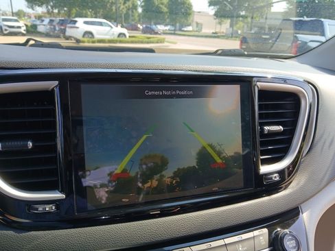 Used 2023 Chrysler Pacifica Touring-L FWD image 15