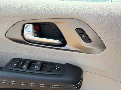 Used 2022 Chrysler Pacifica Touring-L FWD image 11