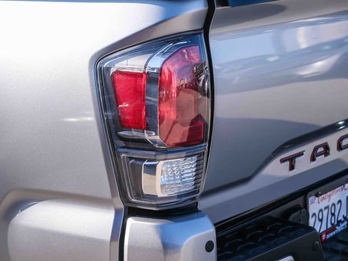Certified 2022 Toyota Tacoma TRD Off-Road w/ TRD Premium Off Road Package AWD/4WD image 7