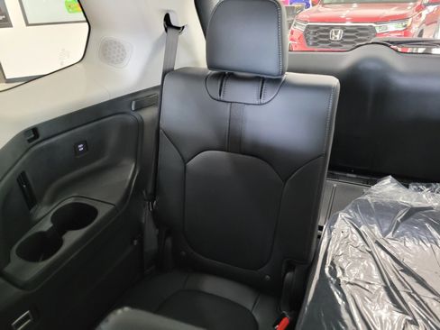 New 2025 Honda Pilot Touring image 9