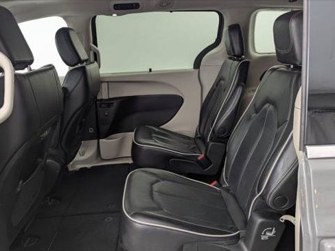 Used 2023 Chrysler Pacifica Limited FWD image 16