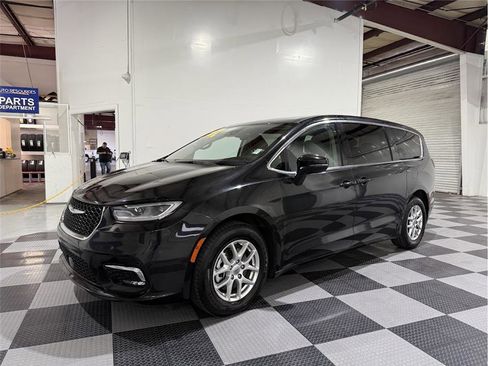 Used 2023 Chrysler Pacifica Touring-L image 10