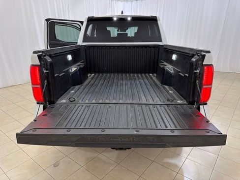 Used 2025 Toyota Tacoma SR5 AWD/4WD image 22