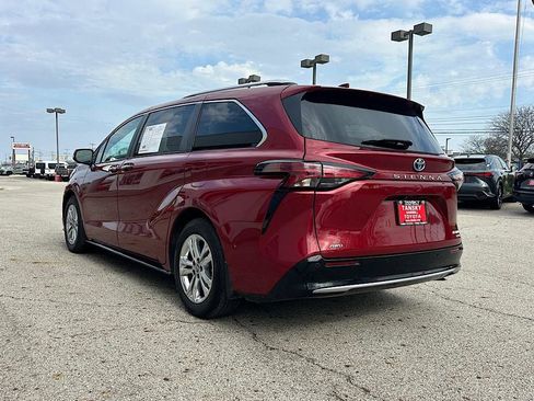 Certified 2022 Toyota Sienna Platinum image 3