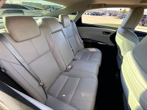 Used 2017 Toyota Avalon Limited image 18