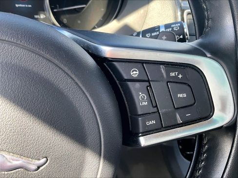 Used 2018 Jaguar F-PACE Prestige image 20