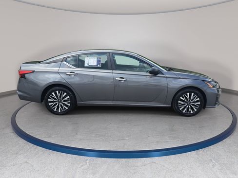 Used 2025 Nissan Altima 2.5 SV FWD image 4