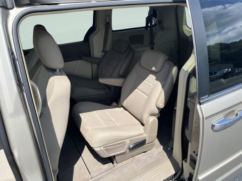 Used 2008 Chrysler Town & Country Touring FWD image 9