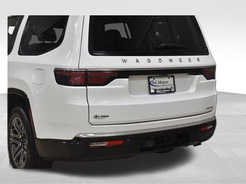 Certified 2024 Jeep Wagoneer Series II w/ Flexible Seating Group AWD/4WD image 9