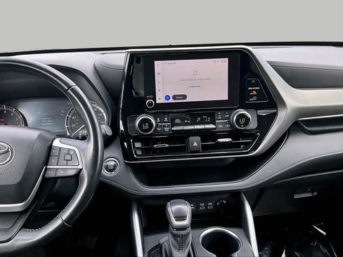 Used 2023 Toyota Highlander LE FWD image 7