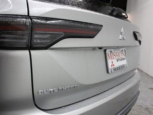 New 2025 Mitsubishi Outlander SE image 4