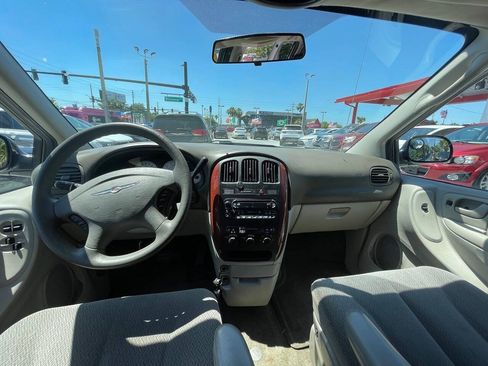 Used 2005 Chrysler Town & Country LX w/ Popular Equipment Group II FWD image 13