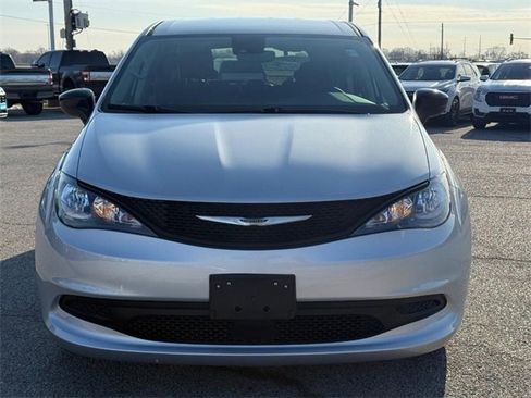 Used 2024 Chrysler Voyager LX image 9