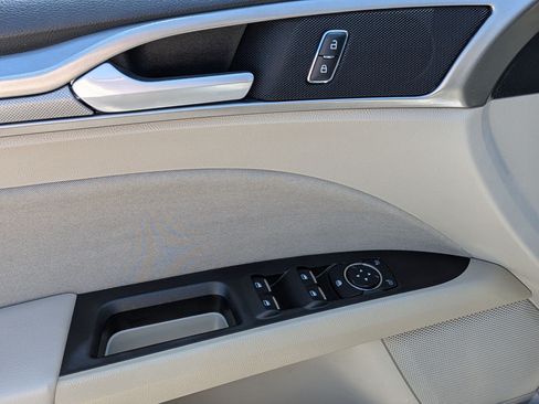 Used 2020 Ford Fusion SE FWD image 15