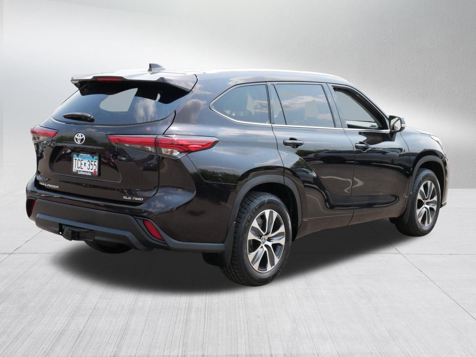 Used 2022 Toyota Highlander XLE AWD/4WD image 7